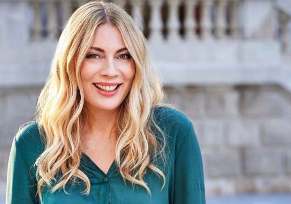 Εκτός θεάτρου, εντός “Μουρμούρας” η Σμαράγδα Καρύδη