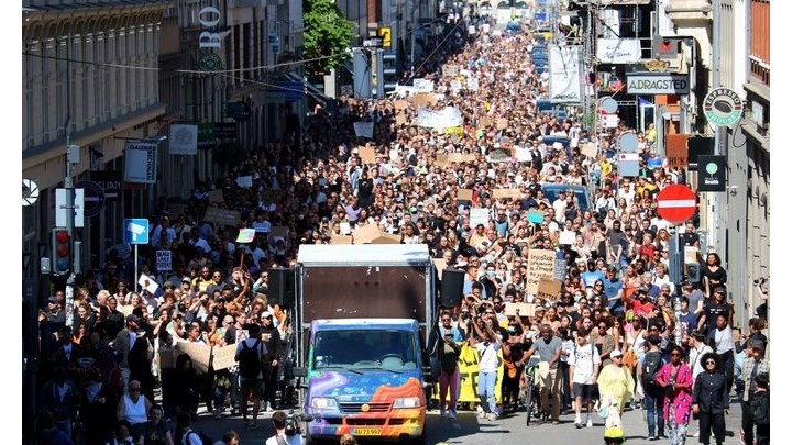 Τζορτζ Φλόιντ: Τεράστια διαδήλωση κατά του ρατσισμού στη Δανία – ΒΙΝΤΕΟ