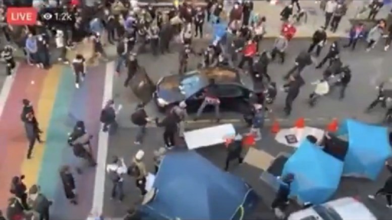 Συναγερμός στις ΗΠΑ: Οδηγός έριξε αυτοκίνητο σε πλήθος διαδηλωτών και πυροβόλησε – ΤΩΡΑ