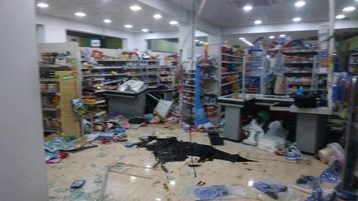 Ρόδος: Τρομακτικό τροχαίο – Αυτοκίνητο “καρφώθηκε” σε σούπερ μάρκετ – ΦΩΤΟ