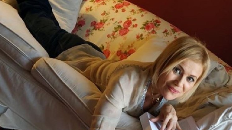 Κωνσταντίνα Μιχαήλ: Κορμάρα στα 52 της – Ποζάρει με μαγιό και ψηλοτάκουνα πέδιλα – ΦΩΤΟ