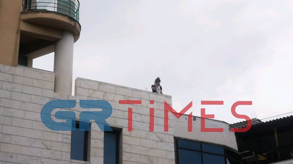 Έκρηξη και φωτιά σε κτίριο στη Θεσσαλονίκη: Κινητοποίηση της Πυροσβεστικής για γυναίκα στην ταράτσα – ΦΩΤΟ