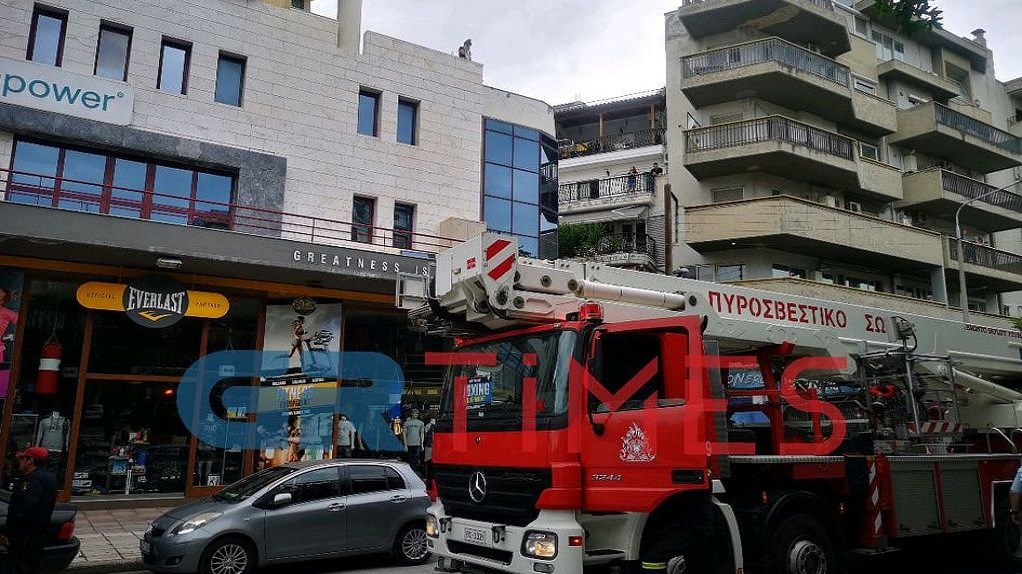 Θεσσαλονίκη: Απεγκλωβίστηκε η γυναίκα από το κτίριο όπου ξέσπασε φωτιά – Ενδείξεις για εμπρησμό -ΒΙΝΤΕΟ