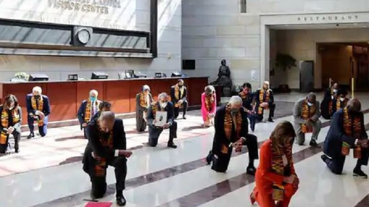 Τζορτζ Φλόιντ: Οι Δημοκρατικοί γονάτισαν στη μνήμη του μέσα στο Κογκρέσο – ΦΩΤΟ-ΒΙΝΤΕΟ