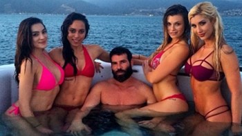 Dan Bilzerian: Ο “βασιλιάς του Instagram” δίνει 5.000 δολάρια σε όποιον βρει τίτλο για το βιβλίο του