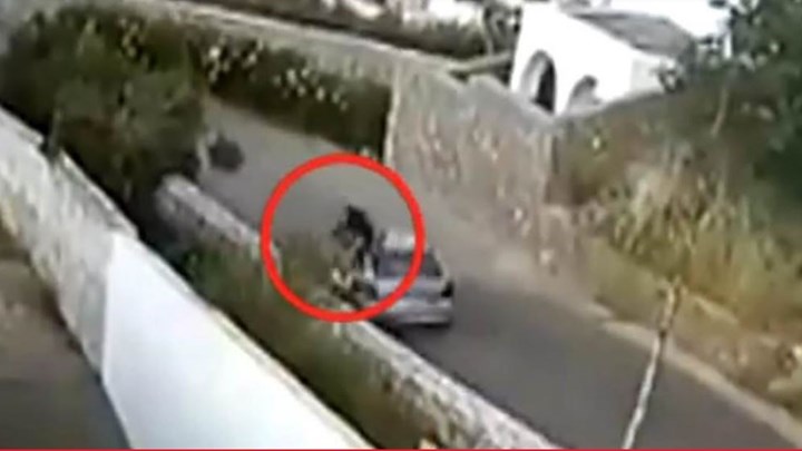 Κρήτη: Η στιγμή που αυτοκίνητο πέφτει με ταχύτητα σε μοτοσικλετιστή – ΒΙΝΤΕΟ- ντοκουμέντο