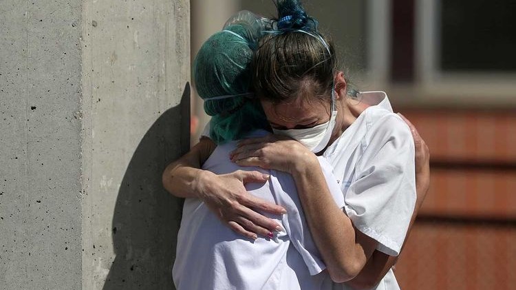 Κορονοϊός: Πότε θα αγκαλιαστούμε ξανά χωρίς φόβο – Τι λένε οι ειδικοί