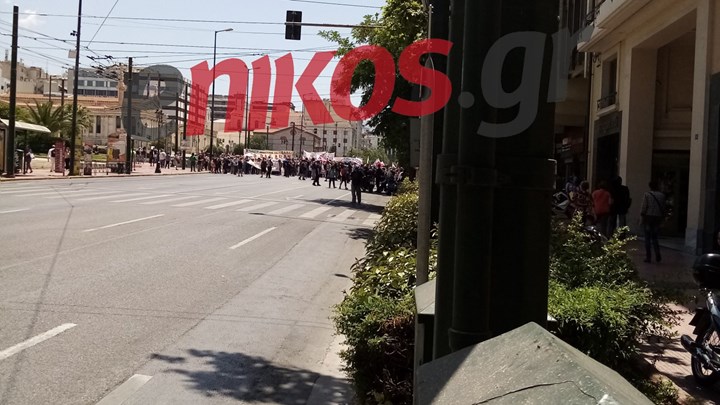 Σε εξέλιξη το συλλαλητήριο των εκπαιδευτικών στην Αθήνα – Ποιοι δρόμοι είναι κλειστοί – ΦΩΤΟ αναγνώστη