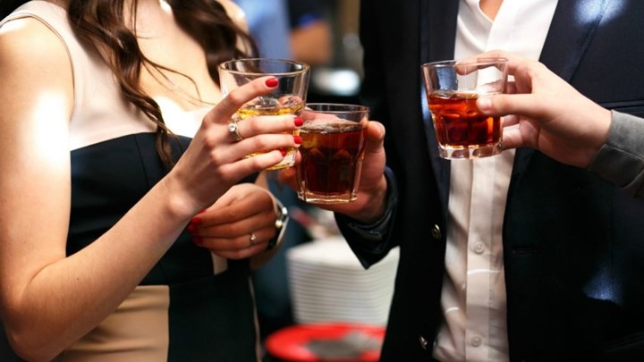 Ανησυχία στη Θεσσαλονίκη: Θετική στον κορονοϊό φοιτήτρια που έκανε πάρτι σε βίλα με 30 καλεσμένους