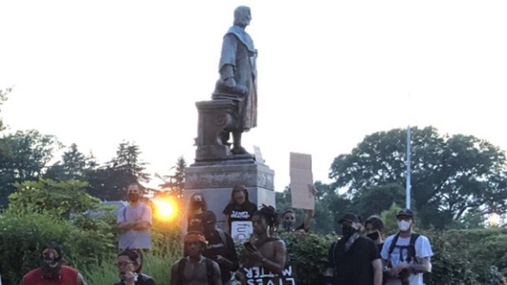 ΗΠΑ: Διαδηλωτές γκρέμισαν, έκαψαν και πέταξαν σε λίμνη άγαλμα του Χριστόφορου Κολόμβου – ΒΙΝΤΕΟ