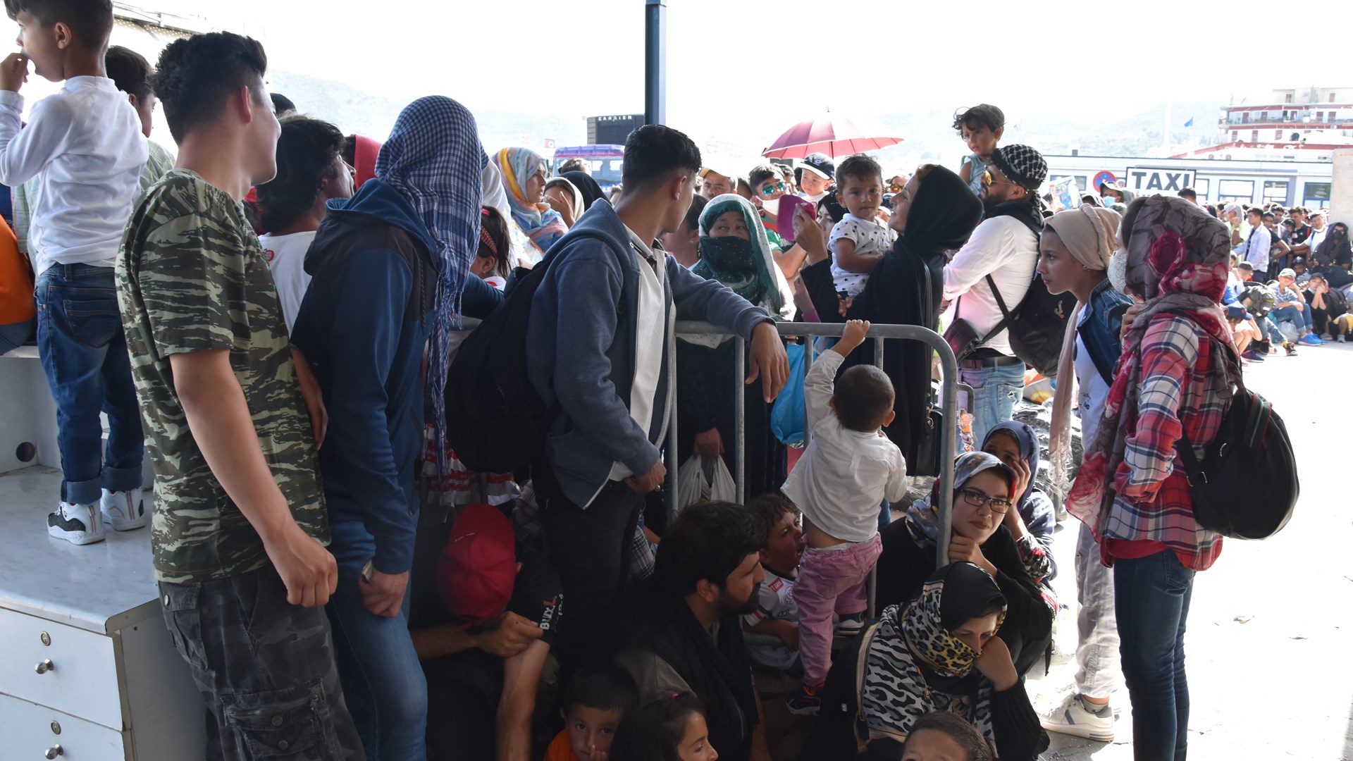Μυτιλήνη: Αψιμαχίες ανάμεσα σε άνδρες του Λιμενικού και πρόσφυγες στο λιμάνι – ΦΩΤΟ