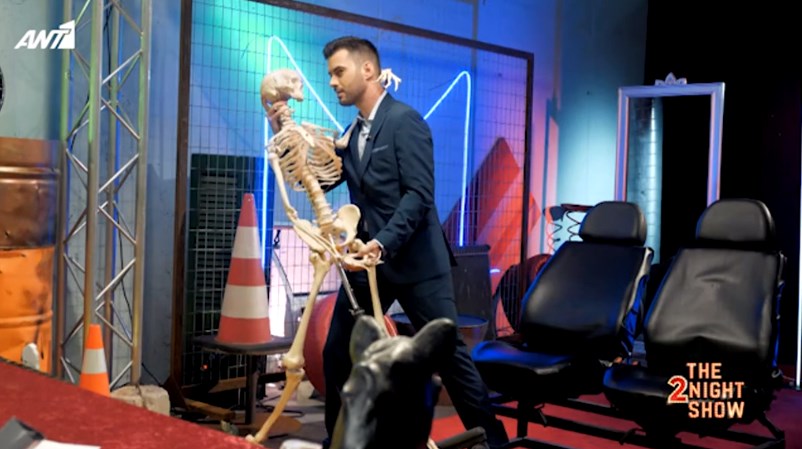 Γιάννης Τσιμιτσέλης: Η ξεκαρδιστική ανάκριση από τις “Μύγες” και το φιλί στον… σκελετό – ΒΙΝΤΕΟ