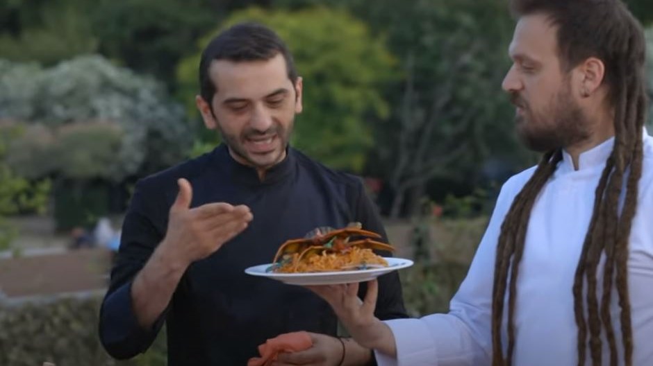 Λεωνίδας Κουτσόπουλος: “Ρίχνει” το ίντερνετ με το ζελέ από… κοκκαλάκια νυχτερίδας – ΒΙΝΤΕΟ