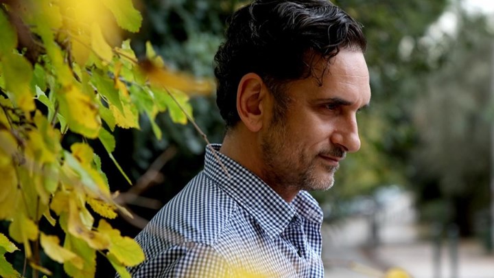 Ο Ψαρράς μπαίνει και στο «Καφέ της Χαράς» πέρα από τις «Άγριες Μέλισσες»