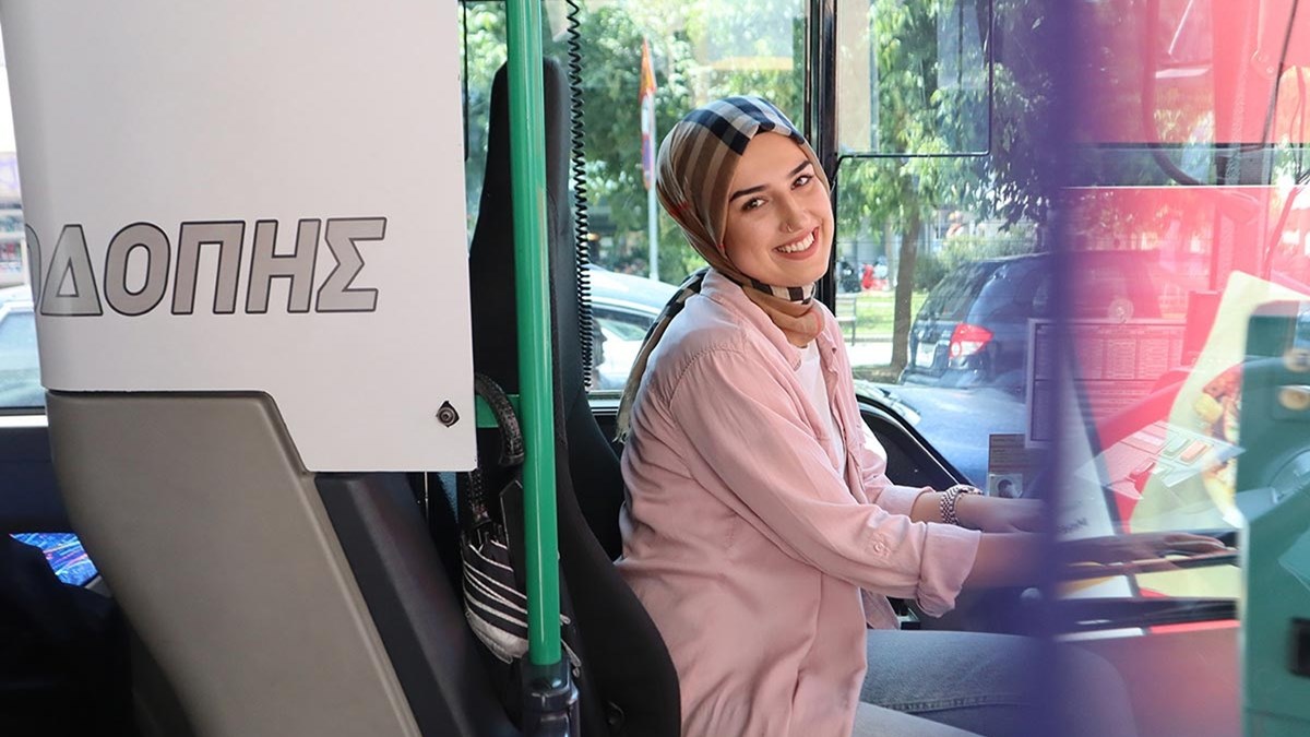 Νεσλιχάν: Η 22χρονη μουσουλμάνα που οδηγεί ΚΤΕΛ και ανοίγει δρόμο στις γυναίκες της Ροδόπης – ΦΩΤΟ