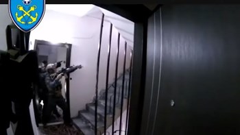 Επιχείρηση του Λιμενικού: Βρέθηκαν εκρηκτικά και ναρκωτικά σε σπίτια – ΒΙΝΤΕΟ