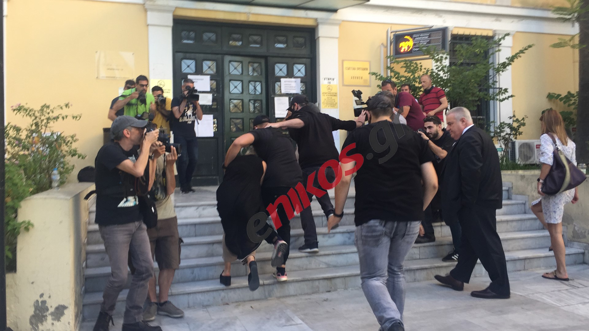 Επίθεση με βιτριόλι: Στον εισαγγελέα αυτή την ώρα η 35χρονη – ΦΩΤΟ – BINTEO