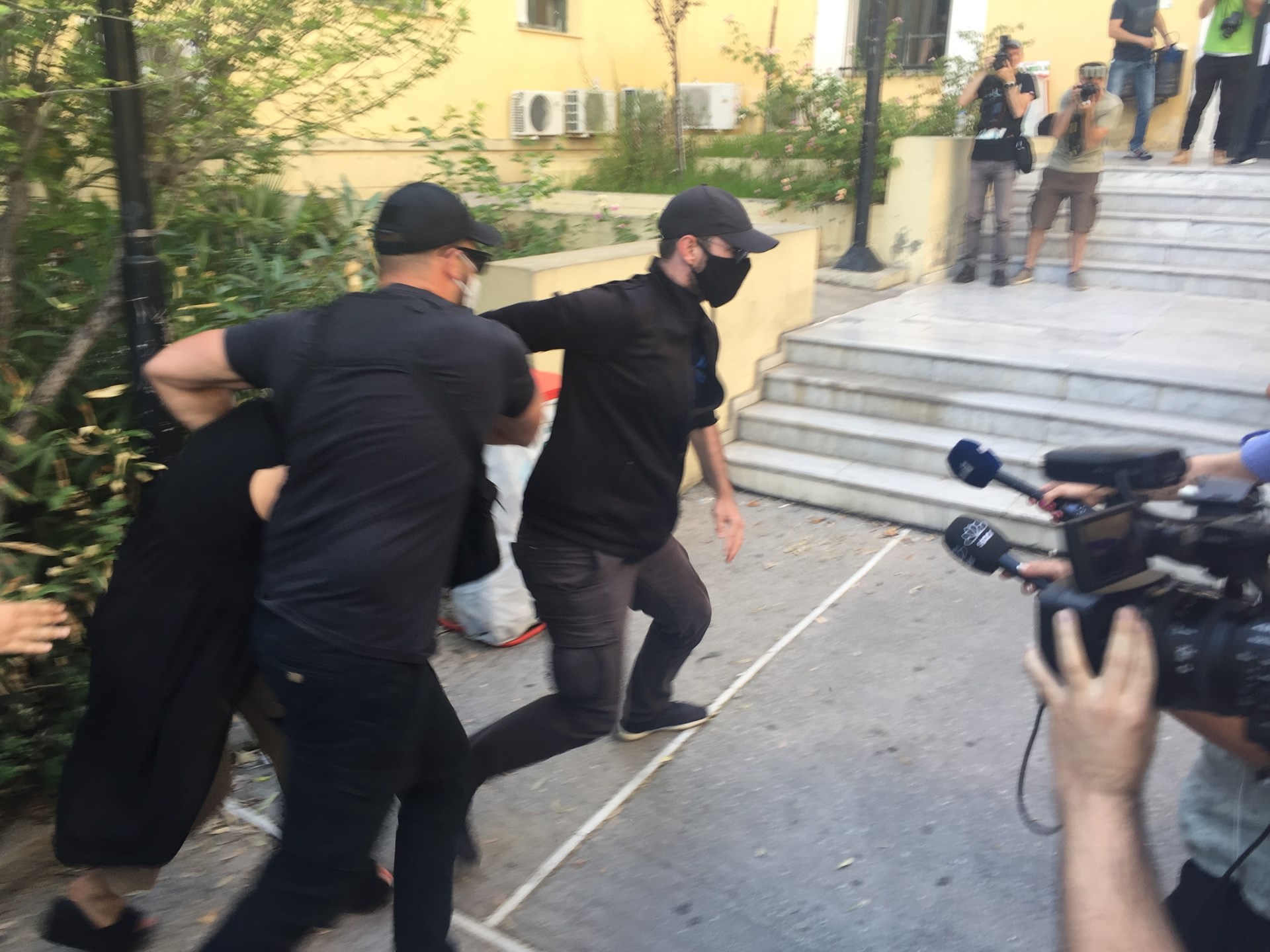 Επίθεση με βιτριόλι: Εικόνες από την προσαγωγή της 35χρονης στην Εισαγγελία – ΦΩΤΟ