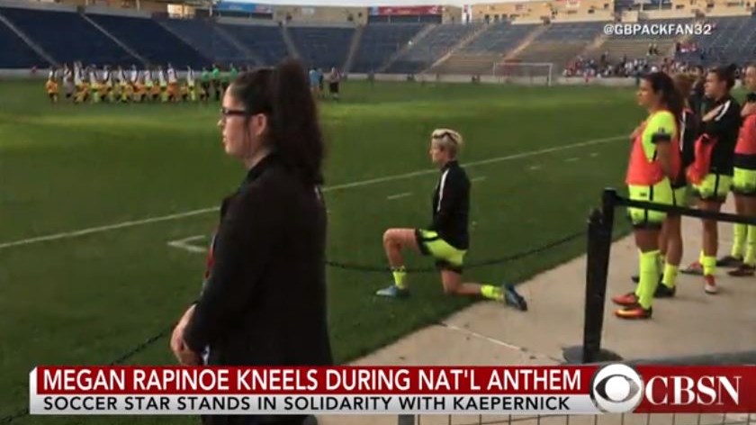 ΗΠΑ: Η ποδοσφαιρική ομοσπονδία επιτρέπει πλέον το γονάτισμα στη διάρκεια του εθνικού ύμνου