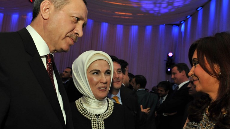 Ο Ερντογάν διόρισε πρόεδρο της Στατιστικής Υπηρεσίας το σύζυγο της γραμματέως της Εμινέ