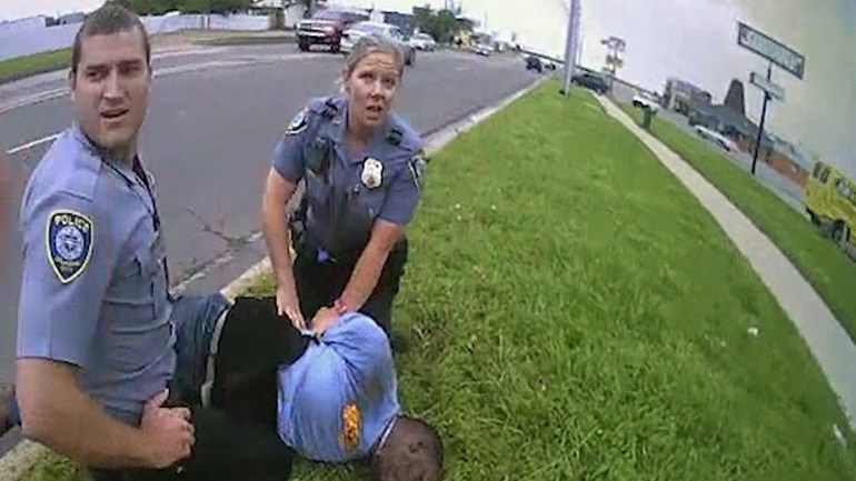 ΗΠΑ: Νέο βίντεο στην Οκλαχόμα με συλληφθέντα να φωνάζει λίγο πριν πεθάνει “δεν μπορώ να αναπνεύσω”