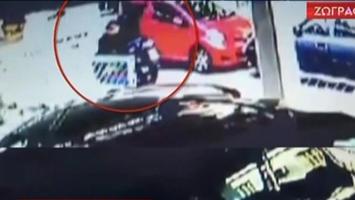 Επίθεση με βιτριόλι: Η στιγμή της προσαγωγής της 35χρονης – ΒΙΝΤΕΟ ντοκουμέντο