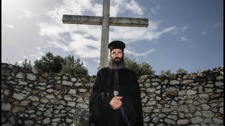 Αγνώριστος ο Άρης Σερβετάλης με ράσα και μούσια – ΦΩΤΟ