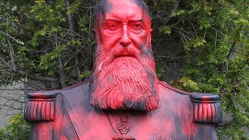 Δολοφονία Φλόιντ: Οργή και επιθέσεις σε αγάλματα του Λεοπόλδου Β’ στο Βέλγιο – ΦΩΤΟ