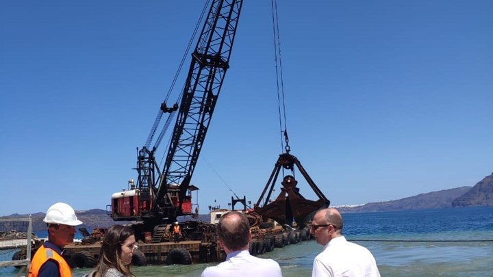 Σαντορίνη: Επιθεώρηση του Κώστα Καραμανλή στα έργα στο λιμάνι του Αθηνιού – ΦΩΤΟ