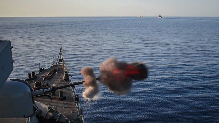 Ομοβροντία του Πολεμικού Ναυτικού στο Αιγαίο – Εντυπωσιακές εικόνες από άσκηση με πραγματικά πυρά