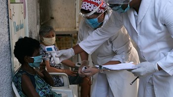 Κορονοϊός: Τις τελευταίες 24 ώρες καταγράφηκαν 892 θάνατοι στη Βραζιλία – Πάνω από 42.000 οι νεκροί