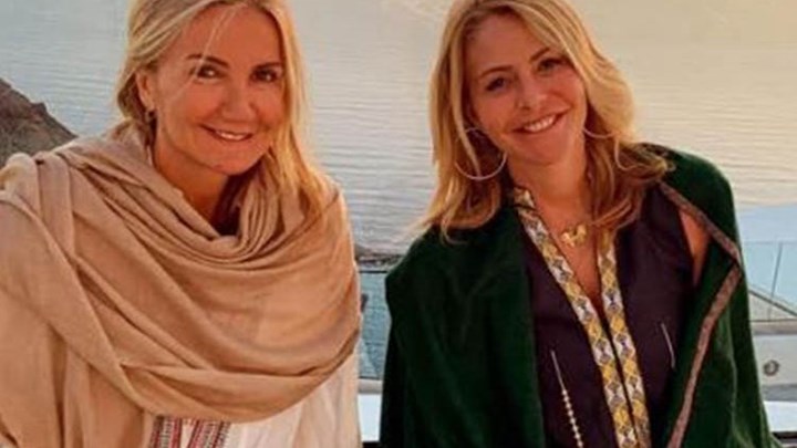 Μαρέβα Μητσοτάκη – Τζένη Μπαλατσινού: Ποζάρουν μαζί με φόντο το ηλιοβασίλεμα της Σαντορίνης – ΦΩΤΟ