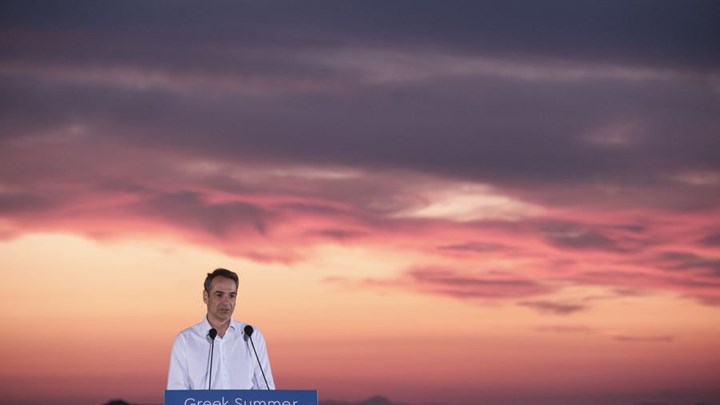 Το ηλιοβασίλεμα της Σαντορίνης “μάγεψε” τα διεθνή ΜΜΕ: Η Ελλάδα καλωσορίζει τους τουρίστες