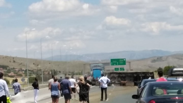 Εγνατία Οδός: Διακόπηκε η κυκλοφορία μετά την ανατροπή νταλίκας – Τι λέει αυτόπτης μάρτυρας – ΦΩΤΟ