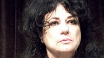 Η Βαγενά με “Βεραμάν φόρεμα” στο “Μεταξουργείο” τον χειμώνα