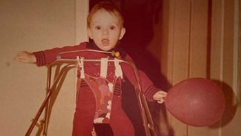 Αναγνωρίζετε το κοριτσάκι της φωτογραφίας; Είναι γνωστό μοντέλο