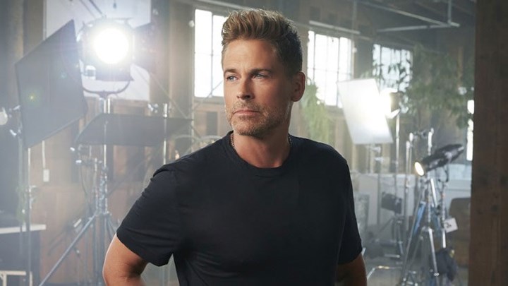 Ρομπ Λόου: Εντυπωσιάζει στα 56 του στην παραλία της Σάντα Μπάρμπαρα