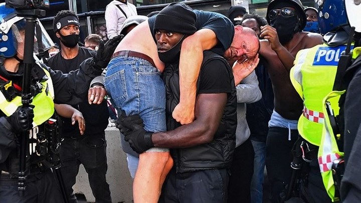 Πώς ο μαύρος διαδηλωτής γλίτωσε τον λευκό ακροδεξιό από την οργή του πλήθους – Συγκλονίζουν οι εικόνες