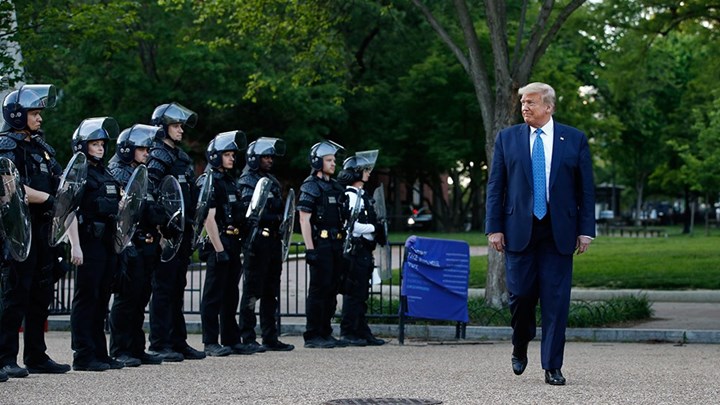 ΗΠΑ: Υπογράφει το εκτελεστικό διάταγμα με αλλαγές στην αστυνομία ο Τραμπ – ΒΙΝΤΕΟ