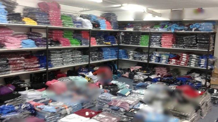 “Μαϊμού” ρούχα αξίας χιλιάδων ευρώ σε αποθήκη στην Κάτω Αχαΐα
