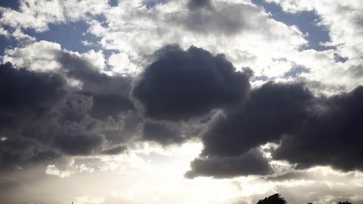 Καιρός: Τοπικές βροχές και σποραδικές καταιγίδες σήμερα – Πού θα είναι πιο έντονα τα φαινόμενα