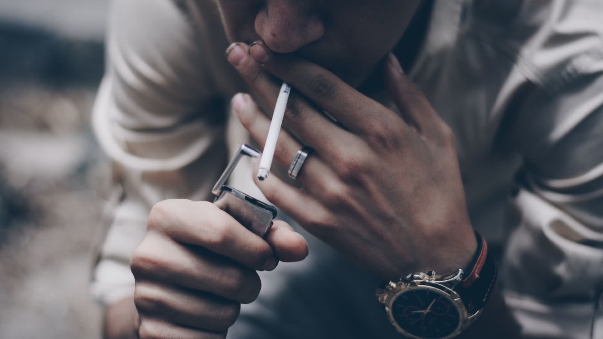 Πώς σχετίζεται η μοναξιά με το κάπνισμα; – Νέα μελέτη