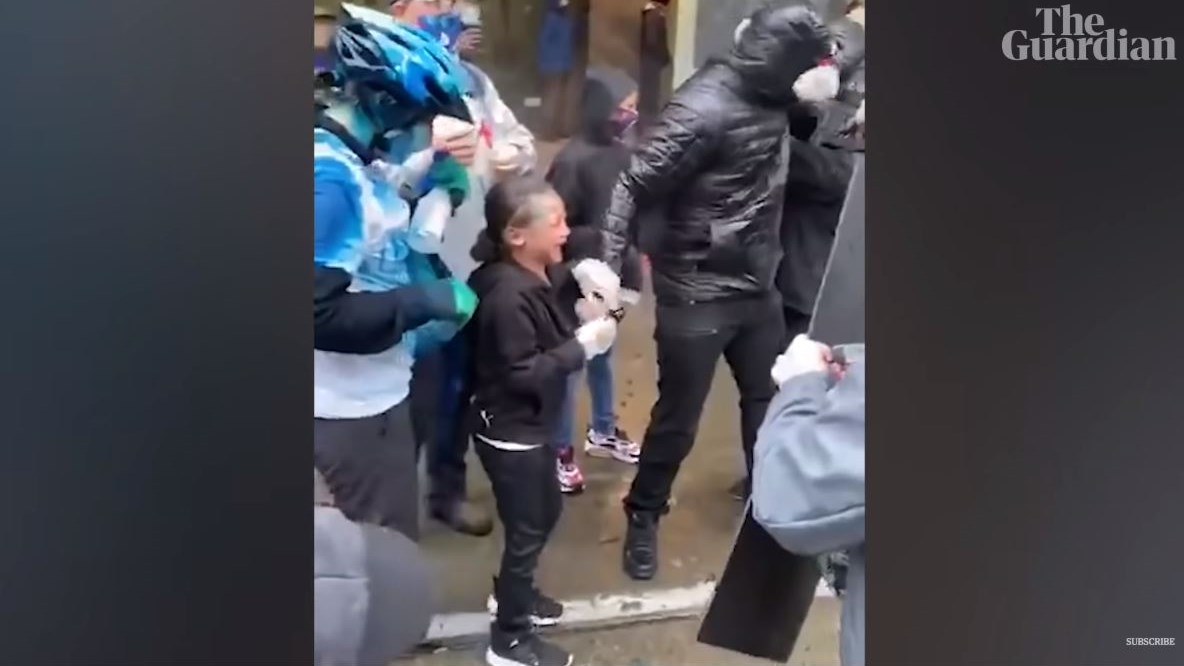 Σάλος στις ΗΠΑ: Αστυνομικοί επιτέθηκαν με χημικά σε 7χρονο αγόρι – ΒΙΝΤΕΟ