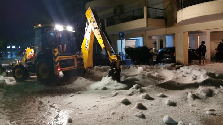 Δράμα: Πρωτοφανές χαλάζι – Βγήκαν μπουλντόζες να ανοίξουν τους δρόμους – ΒΙΝΤΕΟ