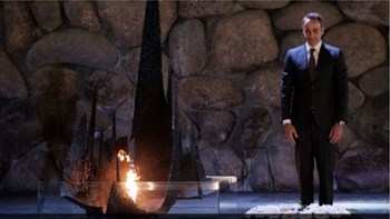 Μητσοτάκης: Κατέθεσε στεφάνι στο Μνημείο Ολοκαυτώματος- Γιατί συγκινήθηκε στον Κήπο των Δικαίων
