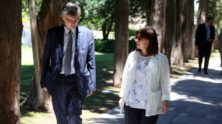 Συνάντηση Σακελλαροπούλου-Τσιόδρα: Το “ευχαριστώ” της Προέδρου της Δημοκρατίας και η βόλτα στον κήπο