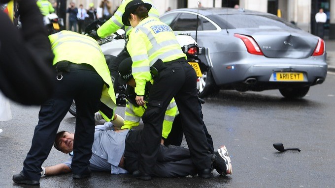 Μπόρις Τζόνσον: Είχε τροχαίο με Κούρδο διαδηλωτή έξω από το Κοινοβούλιο – ΦΩΤΟ – ΒΙΝΤΕΟ