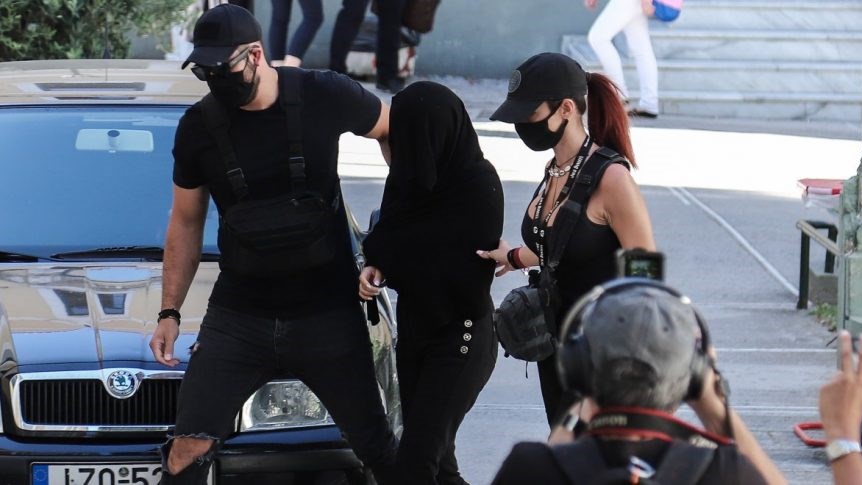 Επίθεση με βιτριόλι: Τι ψάχνουν στο laptop και τα κινητά της 35χρονης οι αστυνομικοί – ΒΙΝΤΕΟ