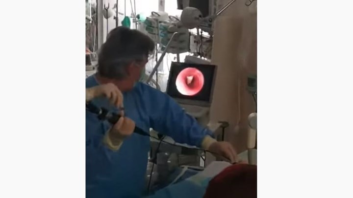 Πάτρα: Γιατροί έδωσαν μάχη και έσωσαν βρέφος 10 μηνών από πνιγμό – Είχε καταπιεί καρύδι – ΒΙΝΤΕΟ