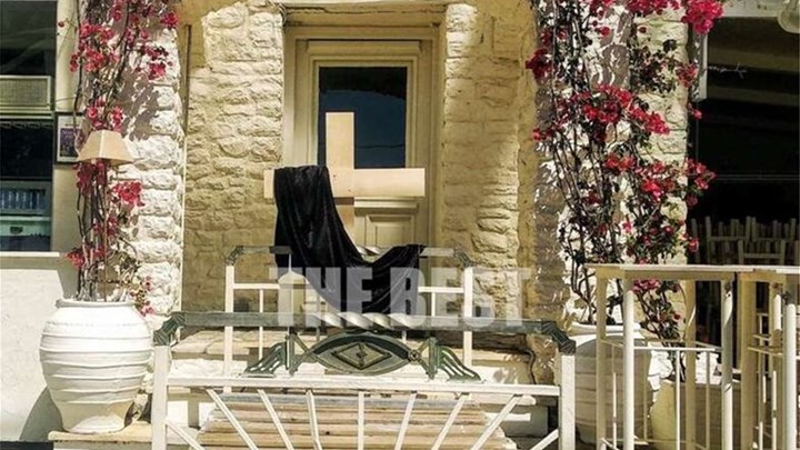 Πάτρα: Η “μακάβρια” διαμαρτυρία καταστηματάρχη μετά το “λουκέτο” που του έβαλαν οι Αρχές – ΦΩΤΟ